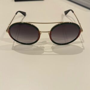 Gucci
Sunglasses
Very good condition
Green, Metal